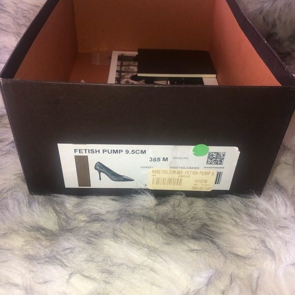 Louis Vuitton Fetish Pump - Picture 6 of 8